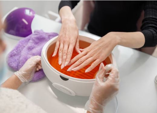  Bain de paraffine des mains en cabinet esthétique