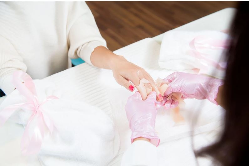  Bain de paraffine des mains chez l'esthéticienne