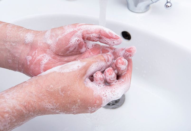 lavage des mains en préparation au bain de paraffine