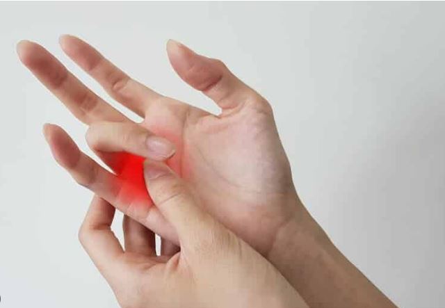 Douleur main rééducation avec bain de paraffine