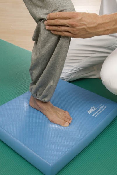 cheville entrain de travailler sur un balance pad airex