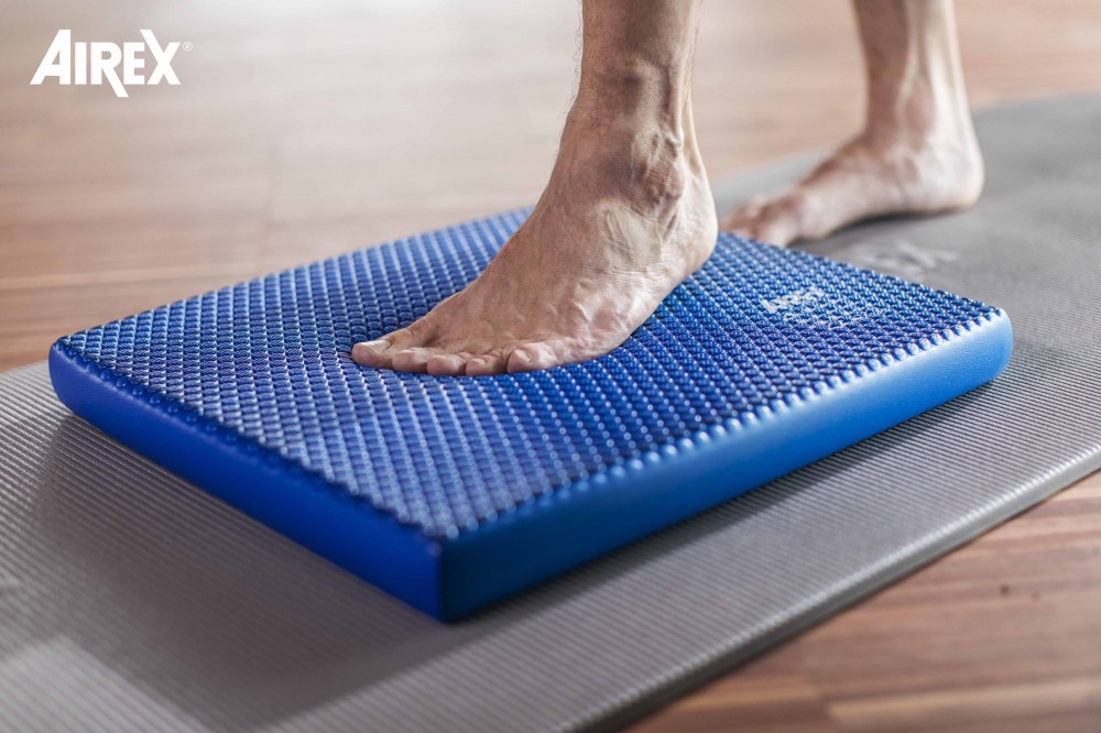 Pied entrain de faire un exercice en kinesithérapie sur un balance pad 
