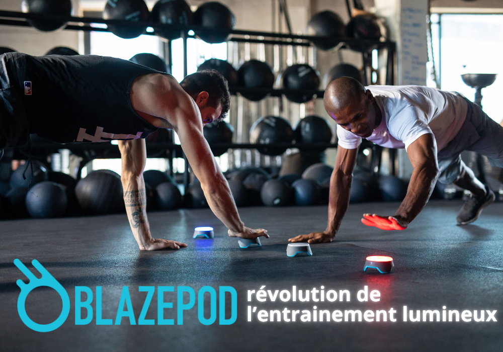 Deux hommes qui font un exercices avec les blazepods entrainements lumineux en kinésithérapie 