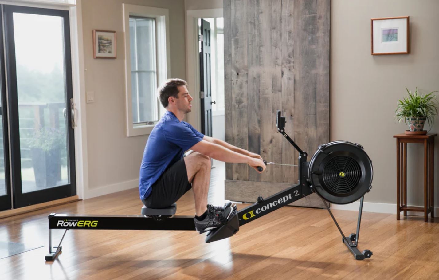 Exercice sur rameur Concept2 RowErg pour le renforcement musculaire global en cabinet de kinésithérapie