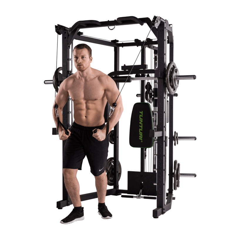 un homme qui fait du rneforcement dans une cage de crosstraining