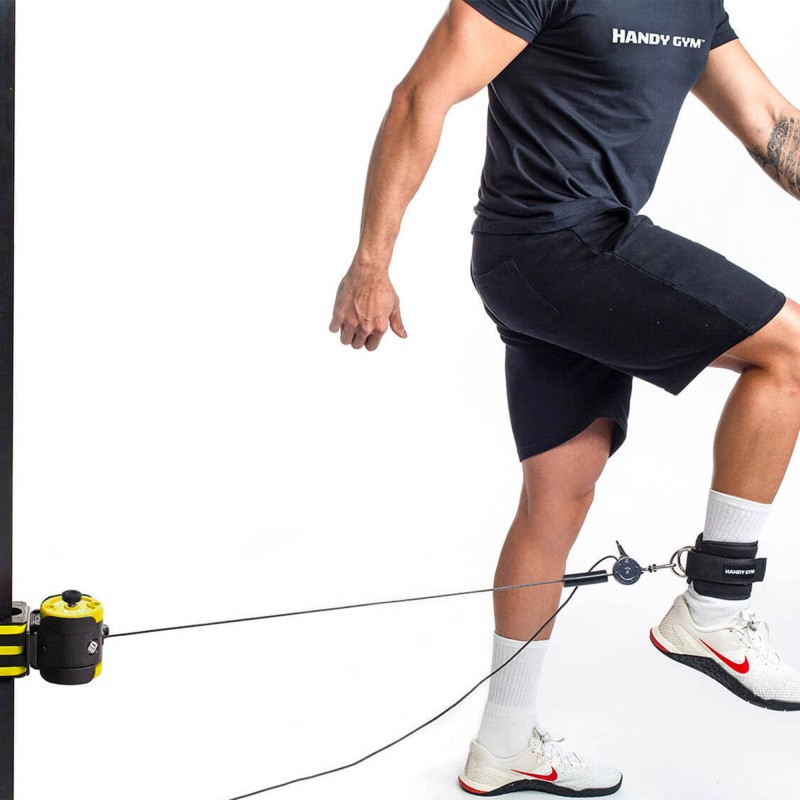 un homme qui utilise l'appareil à inertie Handy gym dans une séance de crosstraining