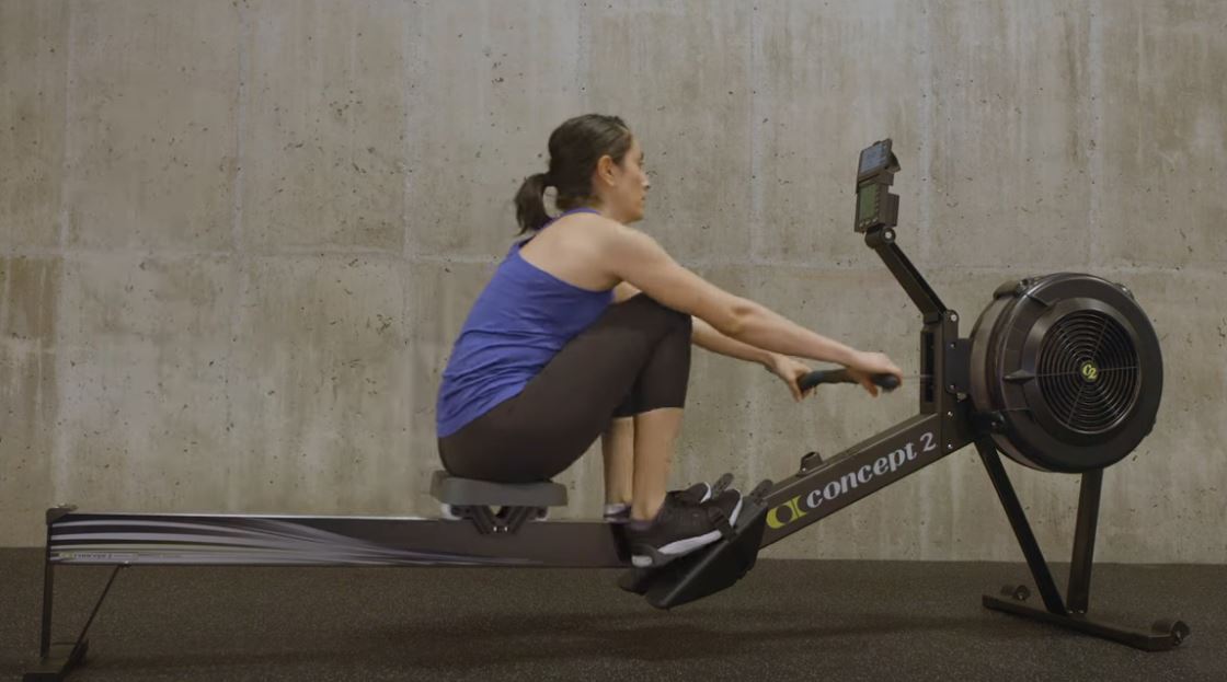 une femme qui fait du rameur avec le concept2 lors d'une séance de crosstraining