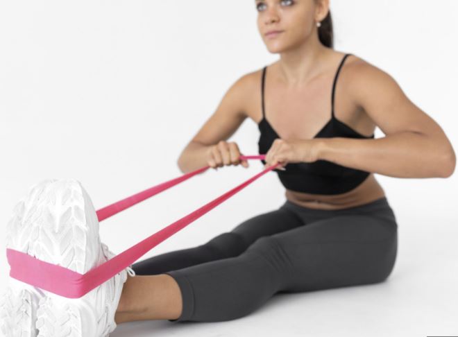 une femme qui utilise un elsatique de gymnastique