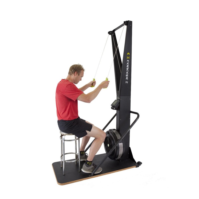 un homme qui fait un exercice avec l'appareil à inertie Skierg Concept2