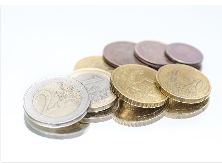 Pièces de monnaie représentant le coût des dalles amortissantes