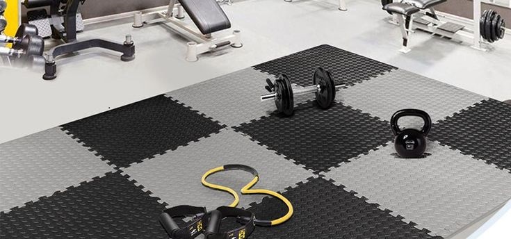 Sol d'une salle de fitness avec des dalles amortissantes puzzle pour la protection et le confort des sportifs