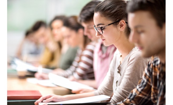 Étudiants en école de kinésithérapie concentrés en cours théorique