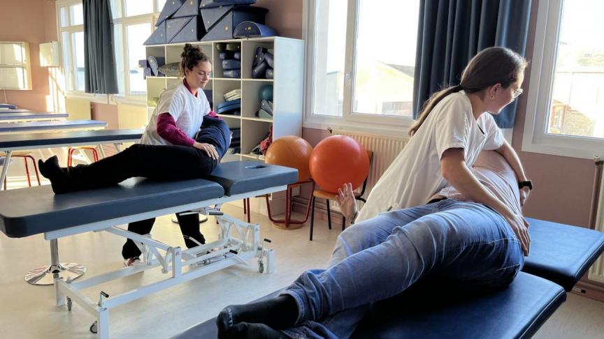Étudiants kinésithérapeutes en formation pratique sur table de rééducation
