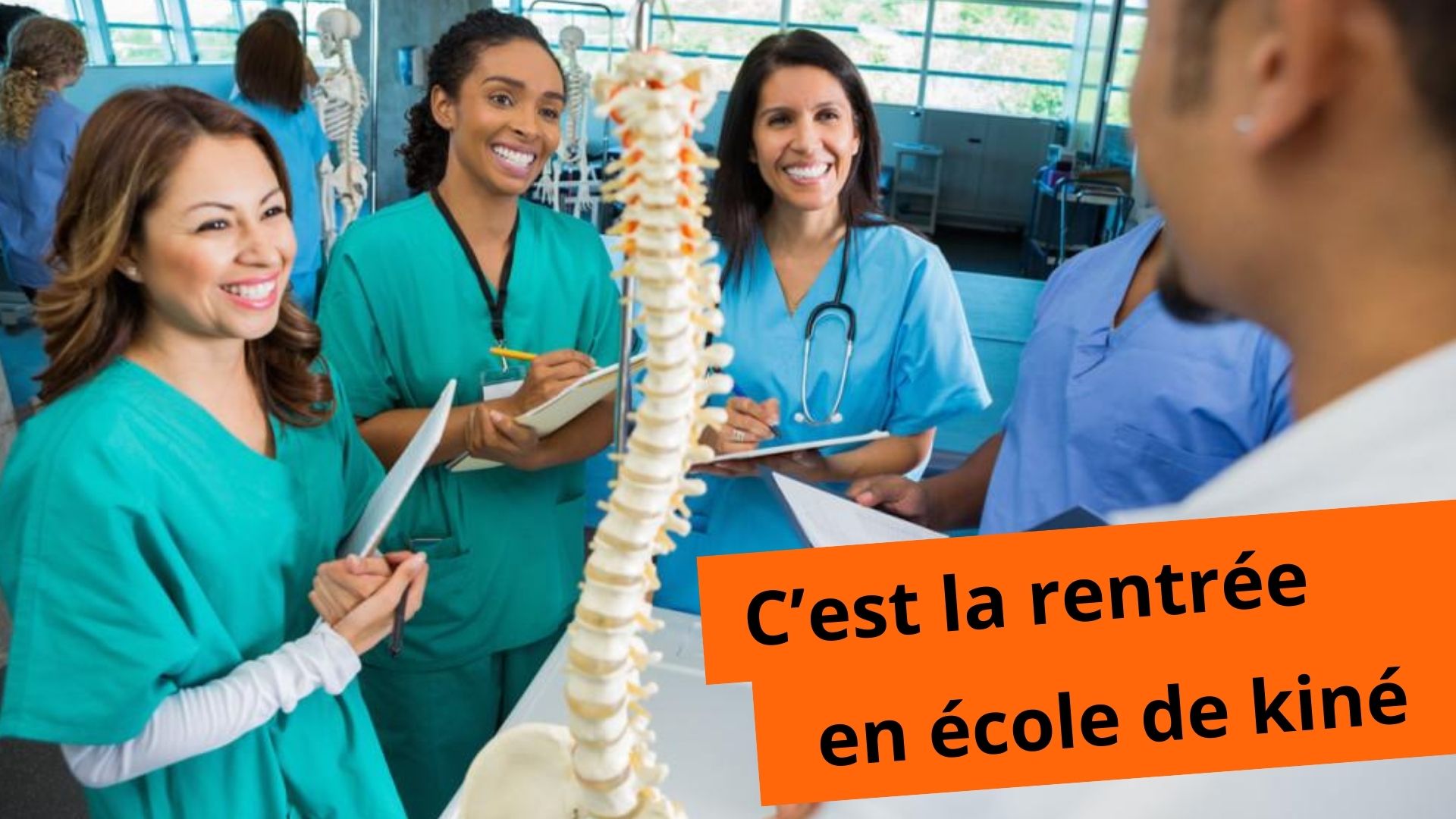 Étudiants en école de kinésithérapie lors de la rentrée, étudiant l’anatomie de la colonne vertébrale
