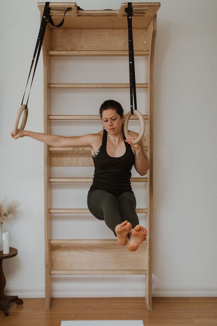 une patiente utilisant un espalier pour un exercice de rééducation en kinésithérapie