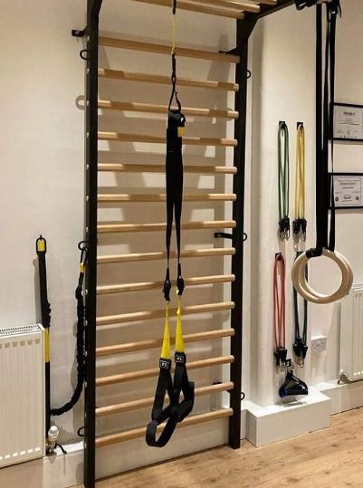 cabinet de kinésithérapie avec espalier, sangles, élastiques de rééducation