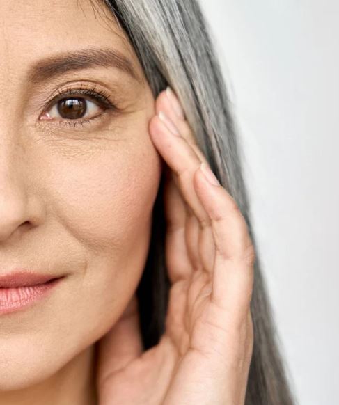 Peau mature avec rides légères autour des yeux, gros plan visage femme