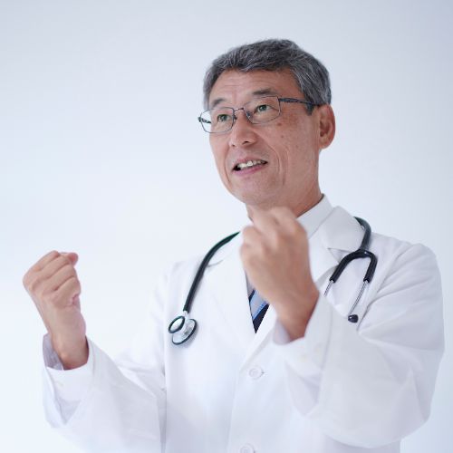 Kinésithérapeutre qui encourage son patient