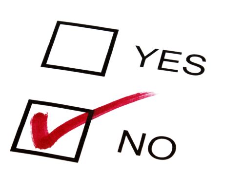 Illustration avec coches oui et non montrant que la couleur du kinesio tape n’influe pas sur son efficacité