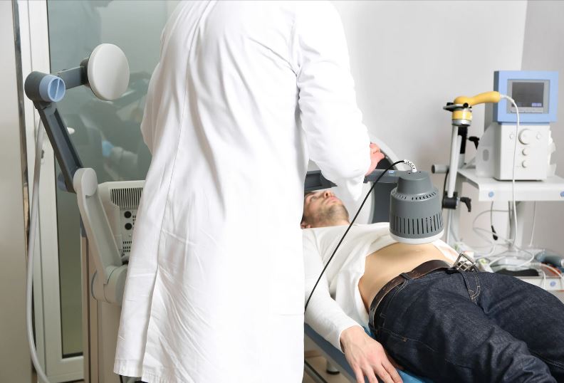 patiente entrain de faire du crosstraining avec sa kiné