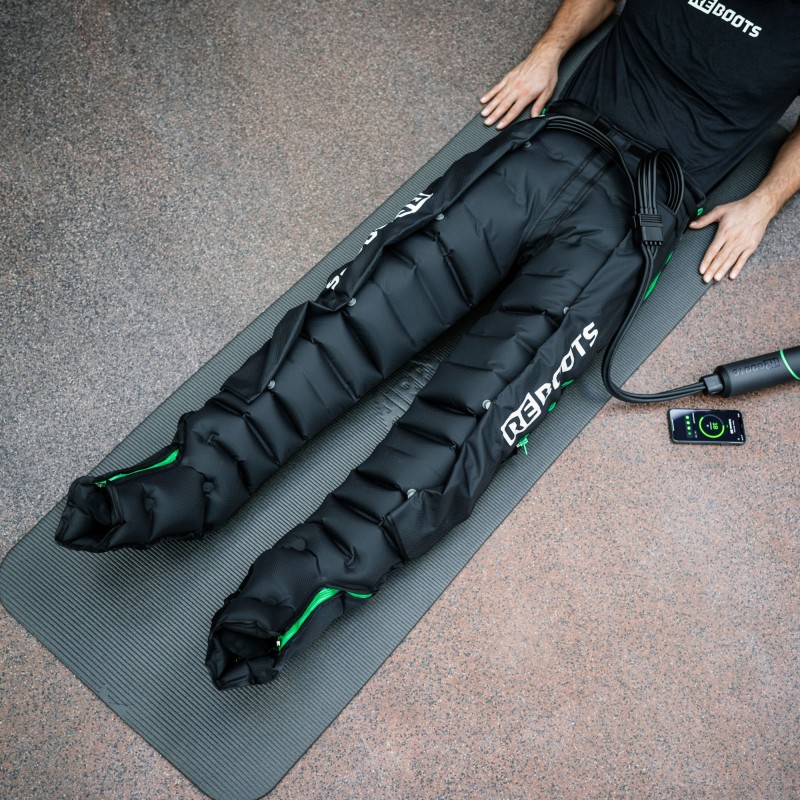 personne allongée avec le pantalon reboots go lite