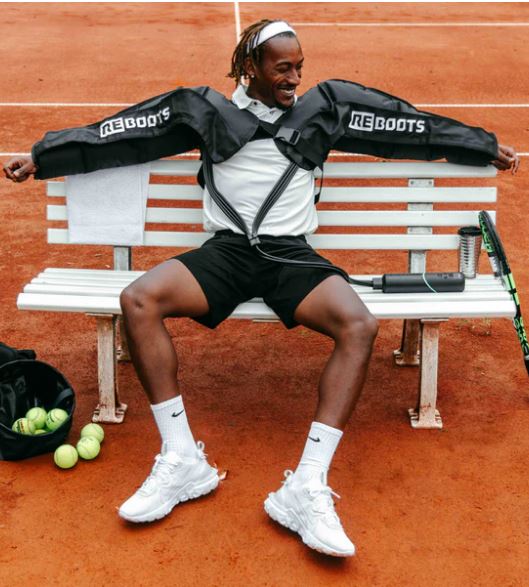 Récupération des bras avec manchons Reboots Go Lite après un match de tennis