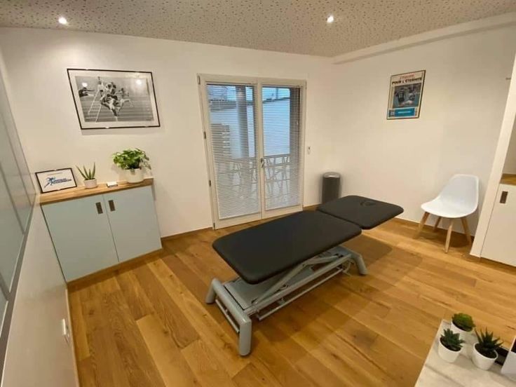 cabinetd e kinésithérapie avec au centre une table de massage axess firn