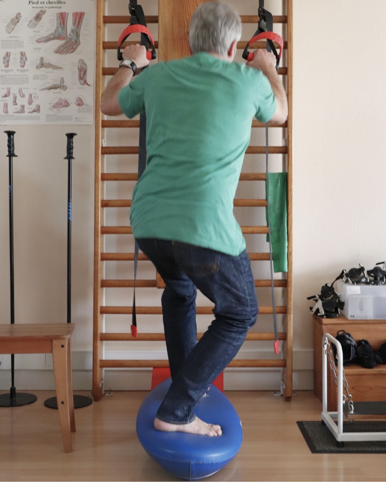 Un senior entrain d'utiliser une Toyboard face à un espalier