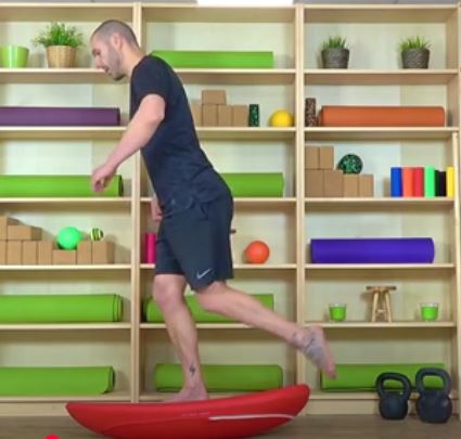 Une femme entrain de faire un exercice d'equilibre sur la Toyboard 