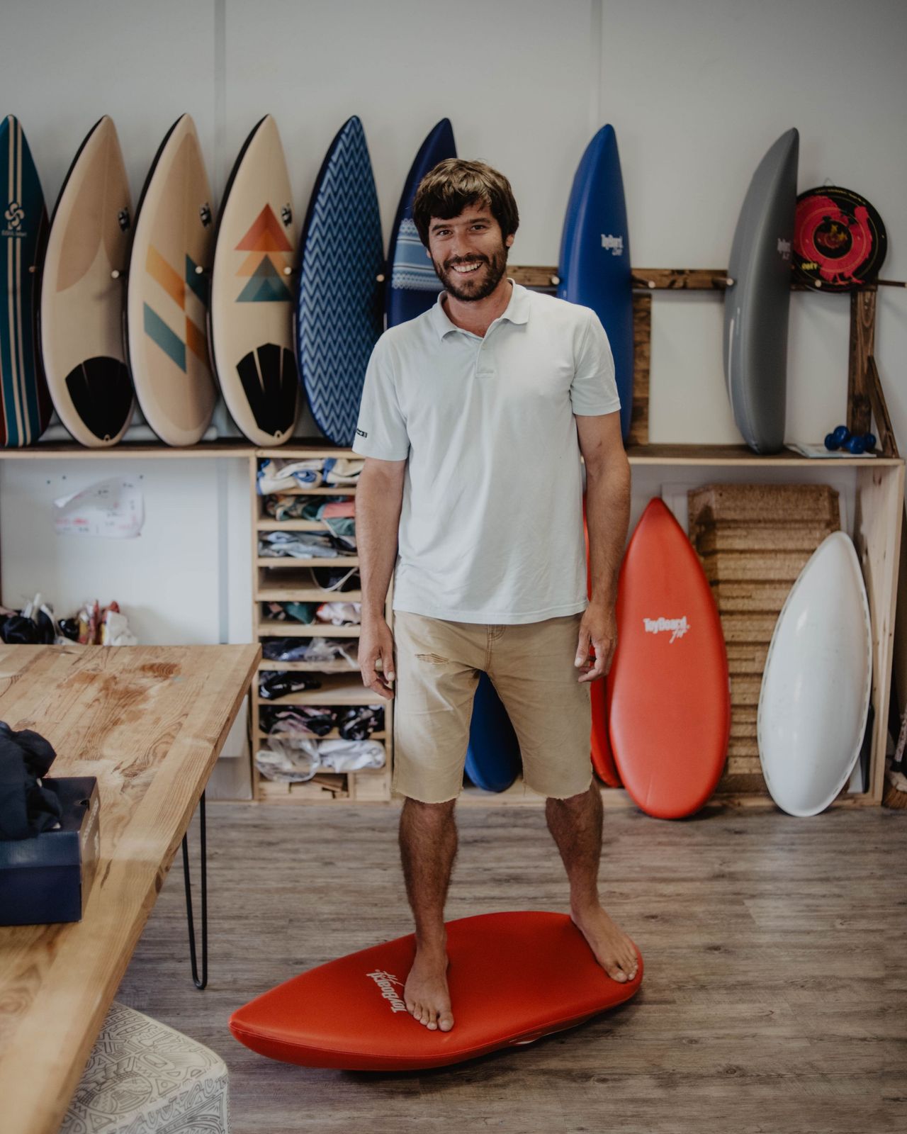 Thibault Tranchard inventeur de la toyboard debout dessus avec en arrière plan plusieurs toyboard
