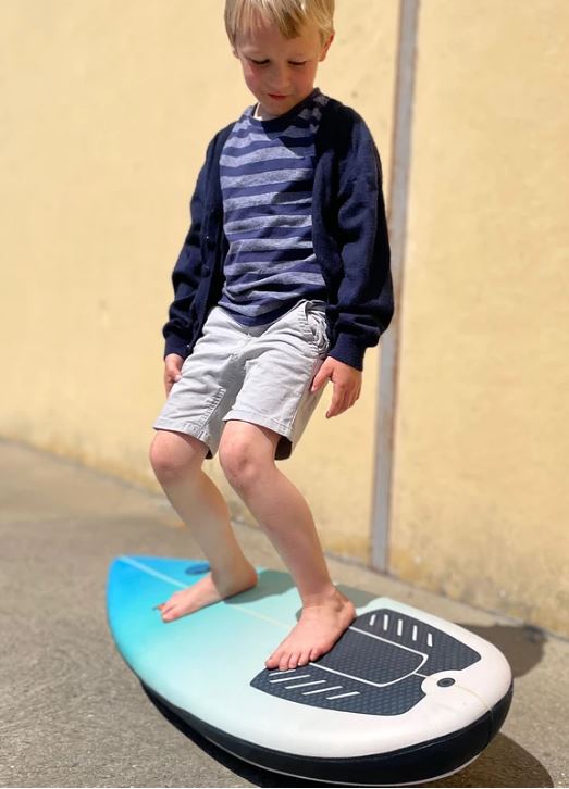 Un garçon sur la Toyboard