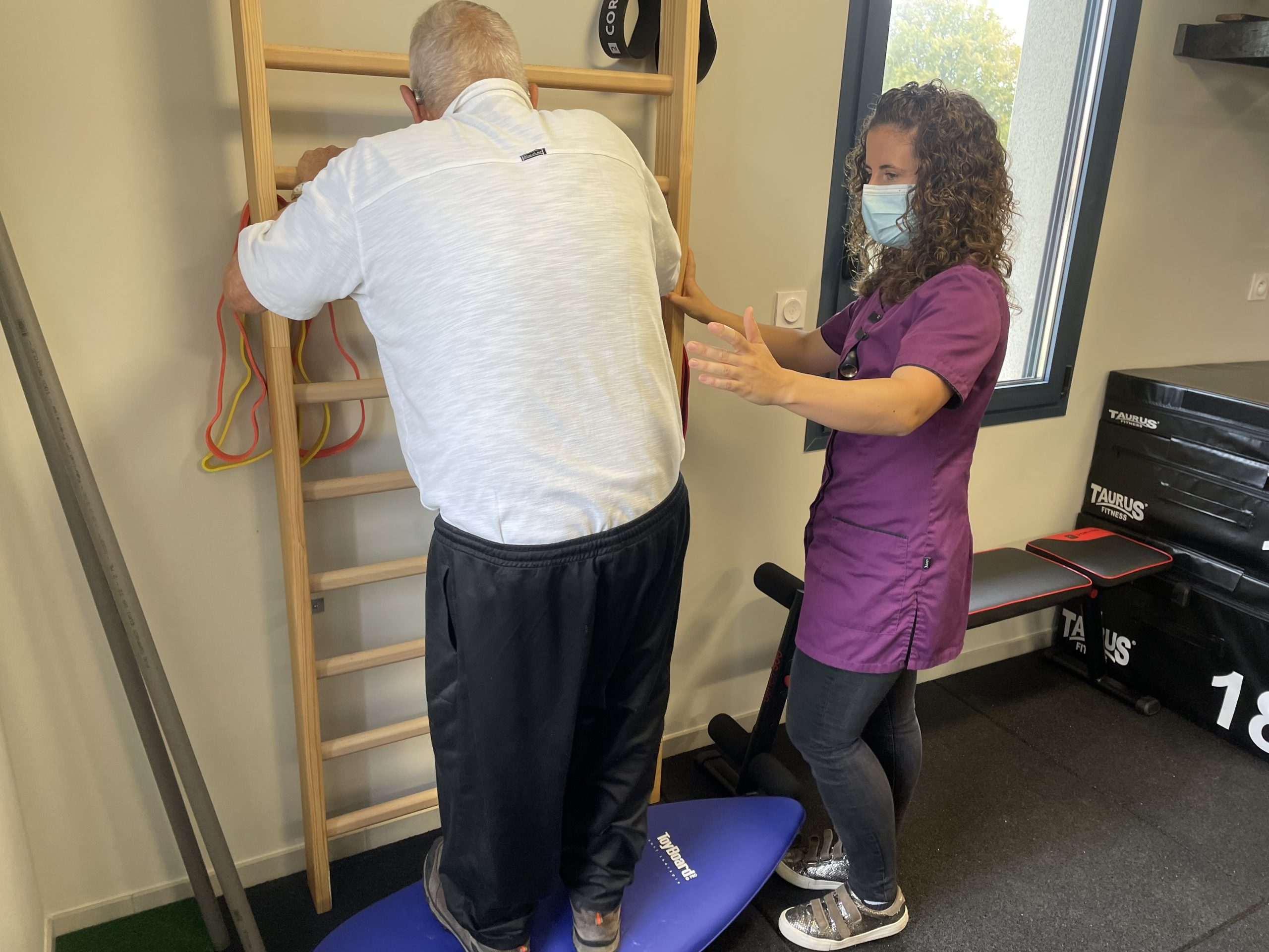 Exercice kiné pour améliorer la posture et la stabilité chez un senior avec la Toyboard