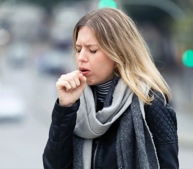 une femme avec la toux utilisant baume du tigre blanc