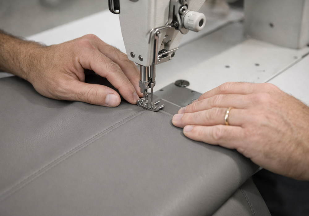couture du revêtement simili cuir d’un coussin pour cabinet de kiné