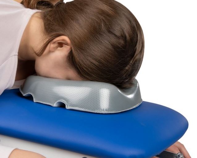 coussin de visage novaplus placé sous le visage d’un patient sur table de massage en kinésithérapie