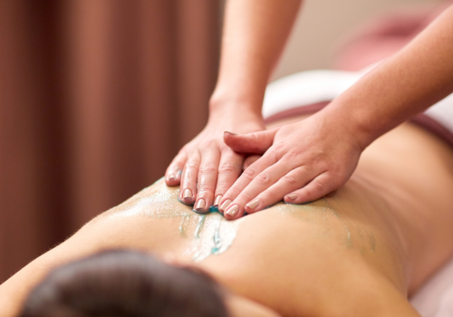 Massage d'un dos à l'aide d'un gel de massage en kinésithérapie 