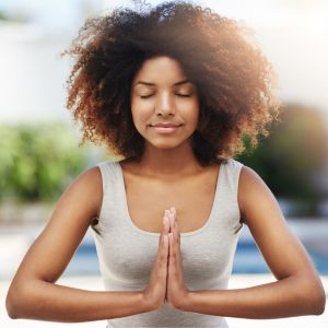 Jeune femme en méditation pendant une séance de Pilates, pour le bien-être mental