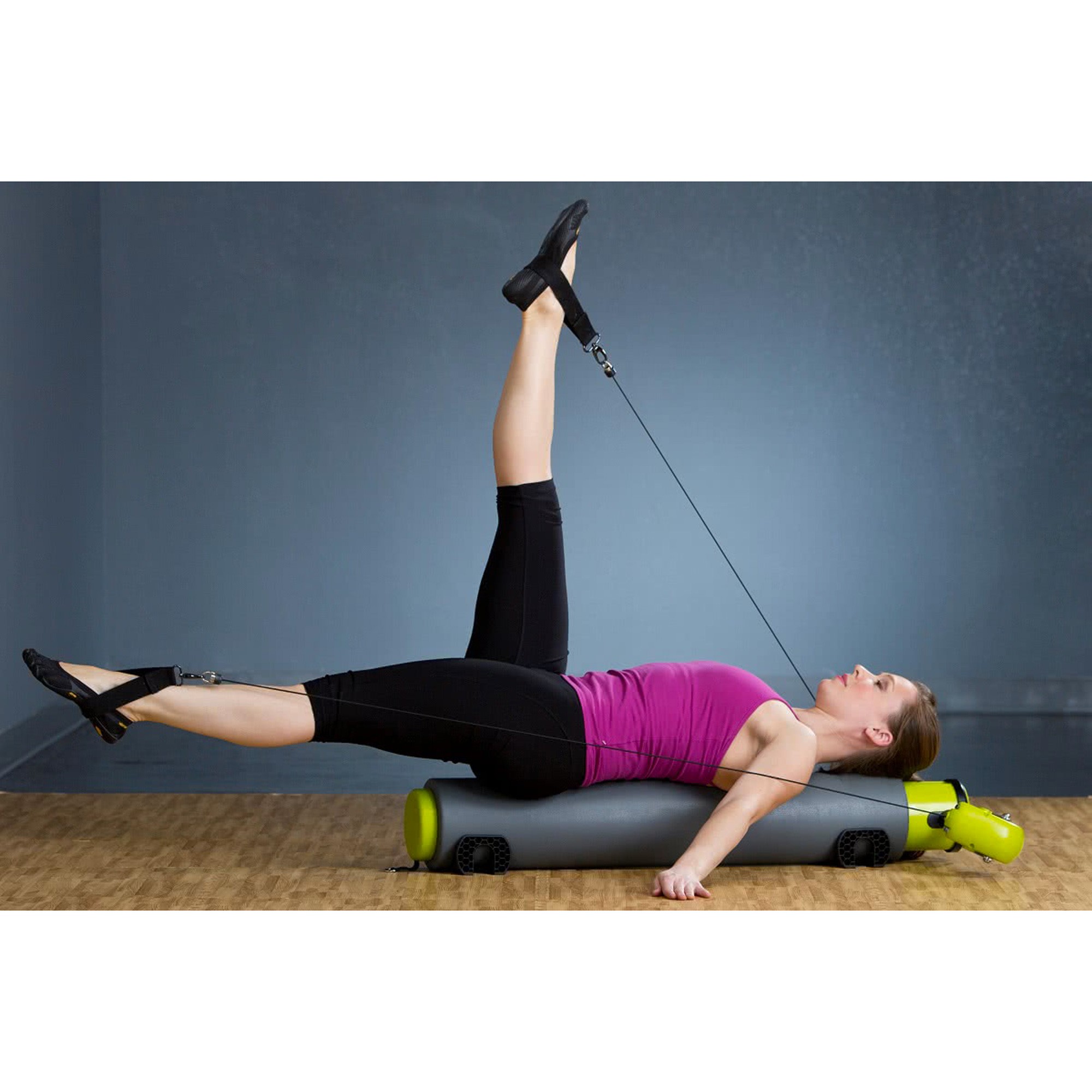 femme réalisant un exercice de pilates avec le MOTR Balanced Body