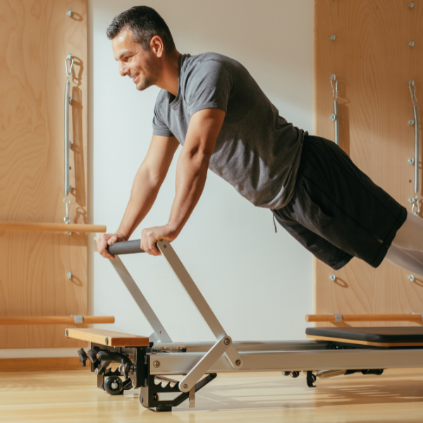 Reformer Pilates pratiqué par un homme – méthode adaptée à tous les profils de patients
