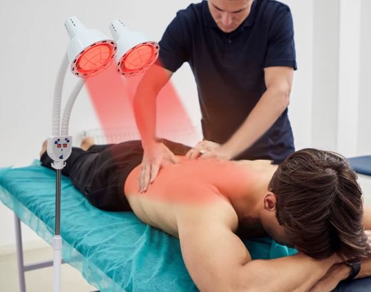 Exercice de rééducation avec bande élastique à réaliser avec un kinésithérapeute au cabinet