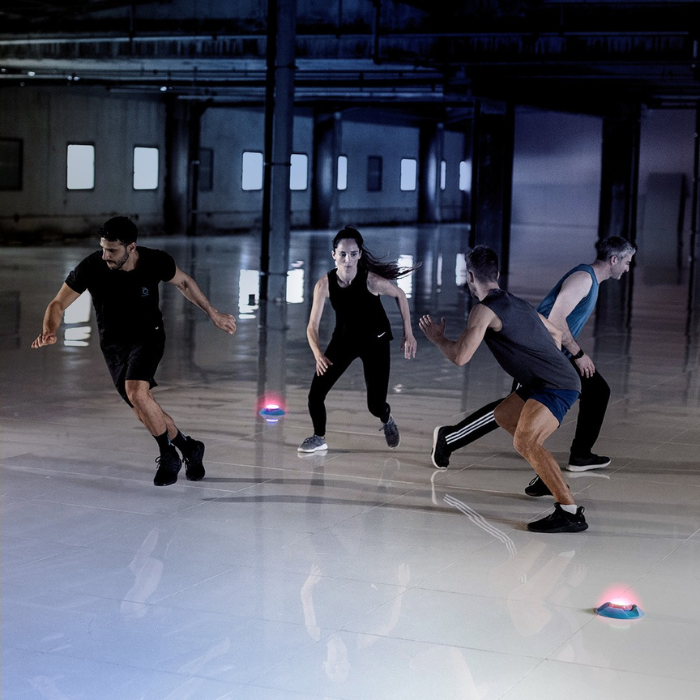 Un groupe fesant un exercice de motricité et coordination avec les blazepods 