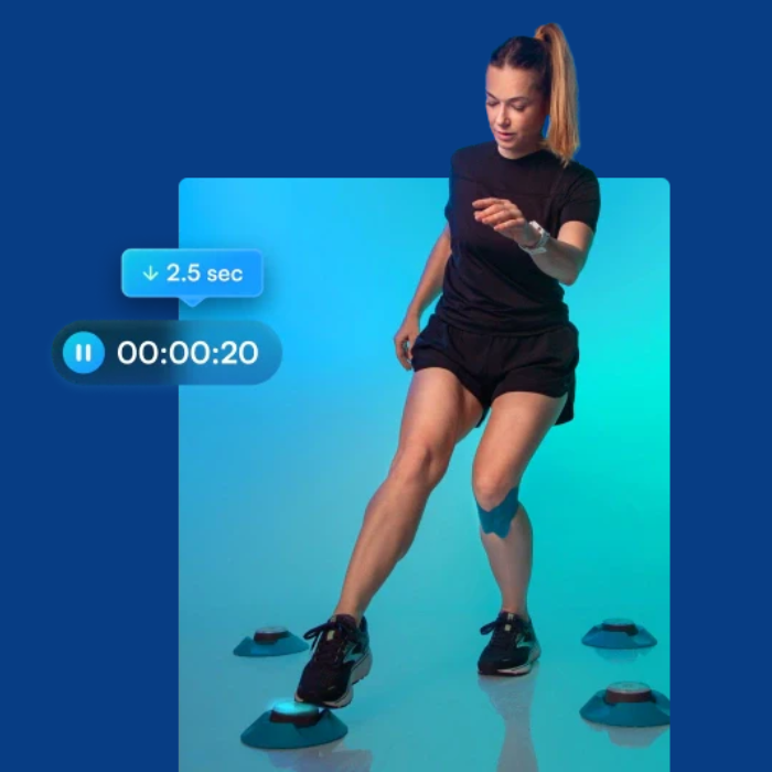 Une femme fesant un exercice d'équilibre avec les blazepods en kinésithérapie