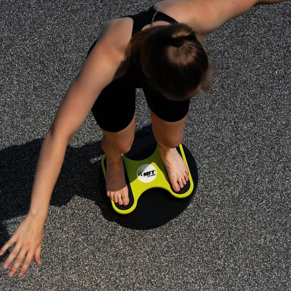 MFT Pro Board 2D utilisé pour un exercice d’équilibre et de proprioception