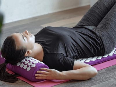 Soulager les tensions autrement : et si le tapis d’acupression était la solution