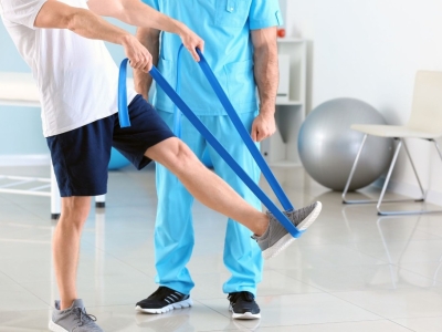 Bandes élastiques en kinésithérapie : 8 exercices essentiels pour vos patients